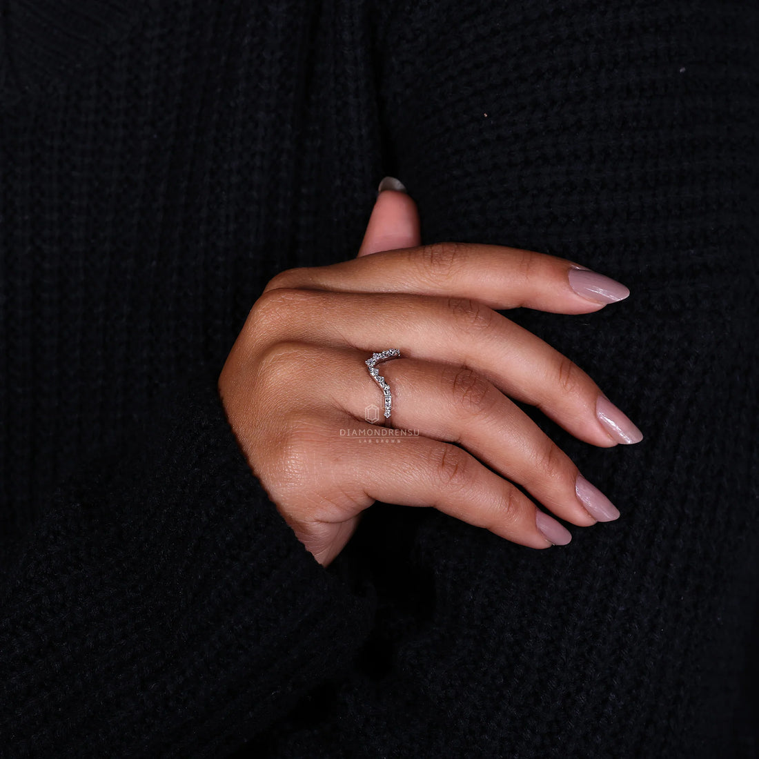 Curved Wedding Band White Gold - Round Diamond